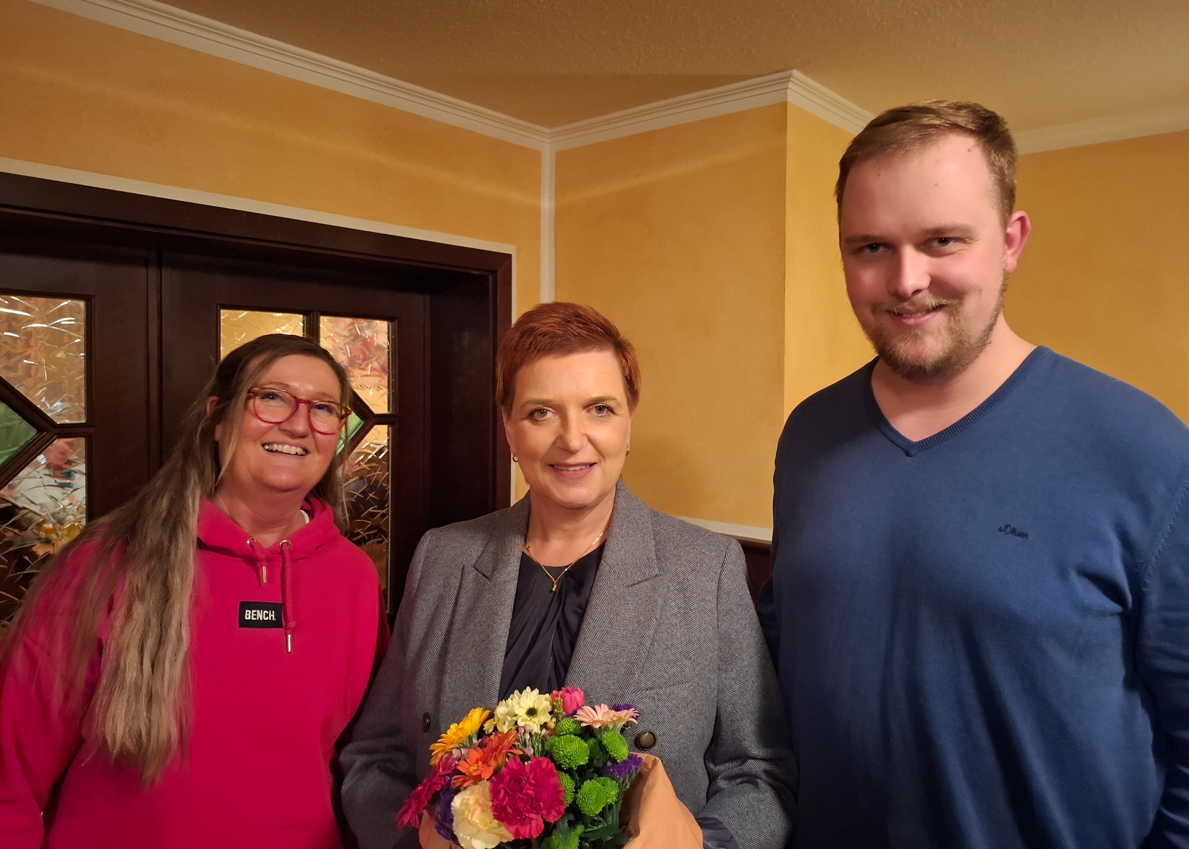 Alexandra Sieder (Mitte) ist die Brgermeisterkandidatin der CDU Moringen. Die Fraktionsvorsitzende Andrea Haberjan (Links) und der Vorsitzende des Stadtverbandes Niklas Hellmann (Rechts) gratulieren.
(Foto: A. Wolkenhauer)